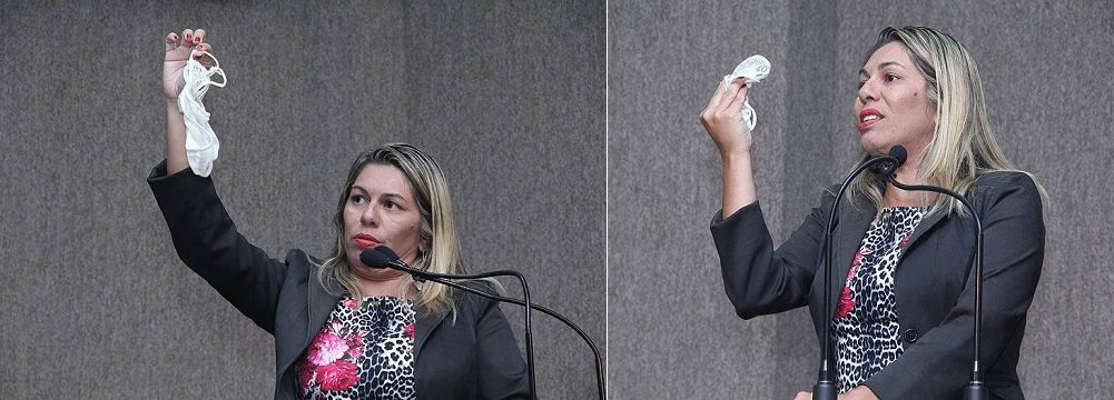 Vereadora Lucimara Passos (PC do B) surpreendeu o plenário da Câmara de Aracaju, nesta terça (25), ao mostrar uma calcinha, durante discurso em protesto a recentes declarações do também vereador Agamenon Sobral (PP); na semana passada, ao relatar o suposto caso de uma noiva que teria tentado se casar na igreja sem estar usando calcinha, o parlamentar afirmou que a mulher merecia levar uma surra e a chamou de "vagabunda"; “Não é o uso da calcinha que define o caráter da mulher. A mulher não deve ser julgada pela vestimenta e muito menos por uma calcinha que veste, ou não. Trago uma calcinha no bolso e mostro agora aqui na tribuna. Será que serei julgada e condenada a uma surra por isso?”, questionou ela, erguendo uma calcinha (Foto: Valter Lima) Vereadora Lucimara Passos (PC do B) surpreendeu o plenário da Câmara de Aracaju, nesta terça (25), ao mostrar uma calcinha, durante discurso em protesto a recentes declarações do também vereador Agamenon Sobral (PP); na semana passada, ao relatar o suposto caso de uma noiva que teria tentado se casar na igreja sem estar usando calcinha, o parlamentar afirmou que a mulher merecia levar uma surra e a chamou de "vagabunda"; “Não é o uso da calcinha que define o caráter da mulher. A mulher não deve ser julgada pela vestimenta e muito menos por uma calcinha que veste, ou não. Trago uma calcinha no bolso e mostro agora aqui na tribuna. Será que serei julgada e condenada a uma surra por isso?”, questionou ela, erguendo uma calcinha
