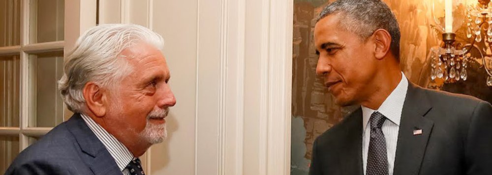 O ministro da Defesa, Jaques Wagner, cumprimentou o presidente dos Estados Unidos, Barack Obama, após ter participado nesta terça-feira de encontro entre a presidenta Dilma Rousseff e o chefe de Estado norte-americano, na Casa Branca; Wagner disse a Obama que a relação entre os dois países entra em uma "nova fase", ao fazer breve relato dos avanços obtidos em reunião na segunda na capital federal dos EUA com o secretário de Defesa, Ashton Carter (Foto: Romulo Faro) O ministro da Defesa, Jaques Wagner, cumprimentou o presidente dos Estados Unidos, Barack Obama, após ter participado nesta terça-feira de encontro entre a presidenta Dilma Rousseff e o chefe de Estado norte-americano, na Casa Branca; Wagner disse a Obama que a relação entre os dois países entra em uma "nova fase", ao fazer breve relato dos avanços obtidos em reunião na segunda na capital federal dos EUA com o secretário de Defesa, Ashton Carter