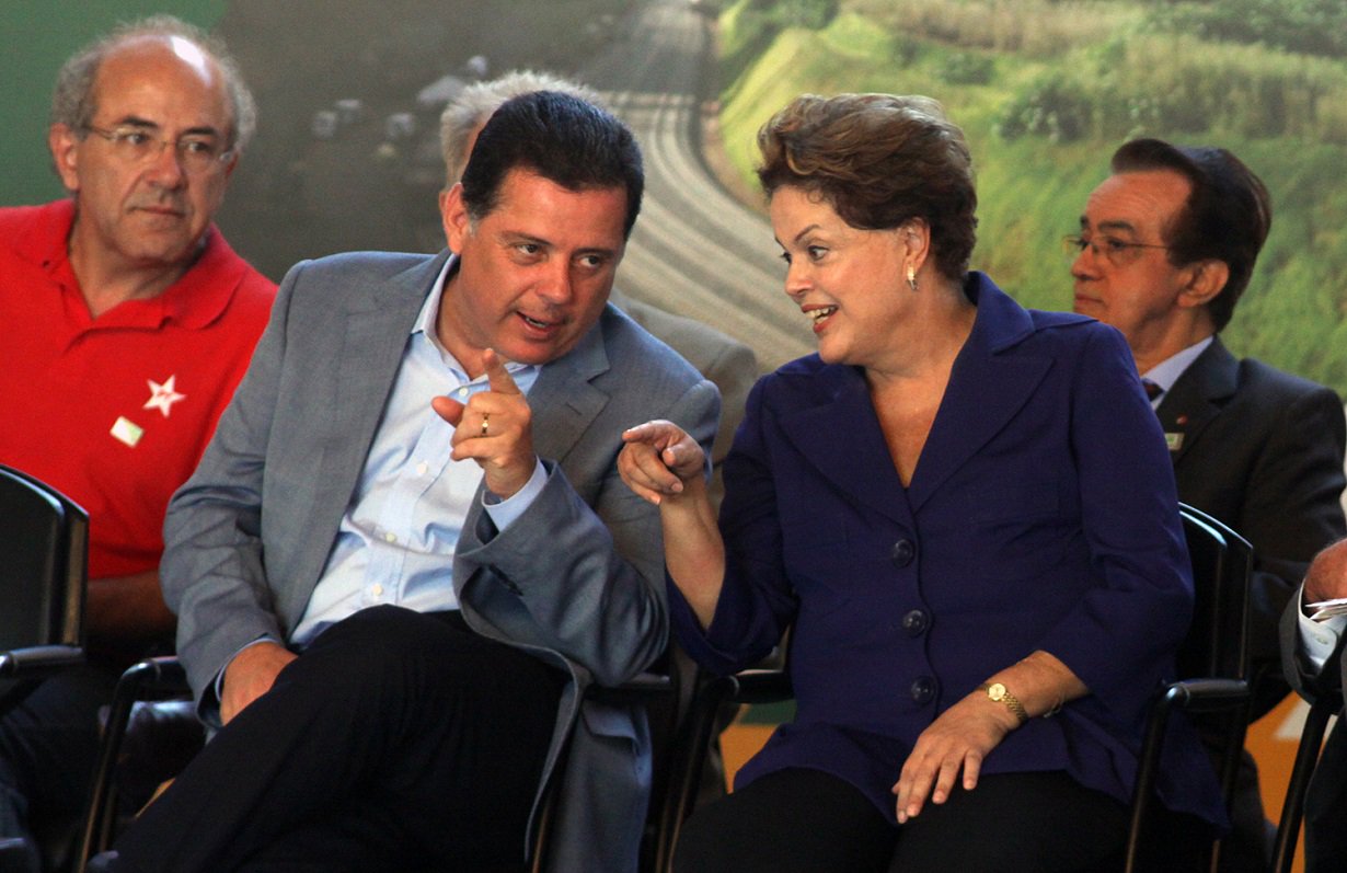Após o senador Aécio Neves fazer discurso duro contra o governo federal e prometer uma oposição "nunca antes vista", o governador Marconi Perillo disse que não vai integrar este bloco oposicionista contra a presidente Dilma Rousseff; para o goiano, a tarefa é do Congresso e dos partidos e "governo não faz oposição a governo"; objetivo de Marconi é dar continuidade às parcerias com o governo federal e conserva a relação republicana que manteve com Dilma nos últimos três anos (Foto: José Barbacena) Após o senador Aécio Neves fazer discurso duro contra o governo federal e prometer uma oposição "nunca antes vista", o governador Marconi Perillo disse que não vai integrar este bloco oposicionista contra a presidente Dilma Rousseff; para o goiano, a tarefa é do Congresso e dos partidos e "governo não faz oposição a governo"; objetivo de Marconi é dar continuidade às parcerias com o governo federal e conserva a relação republicana que manteve com Dilma nos últimos três anos