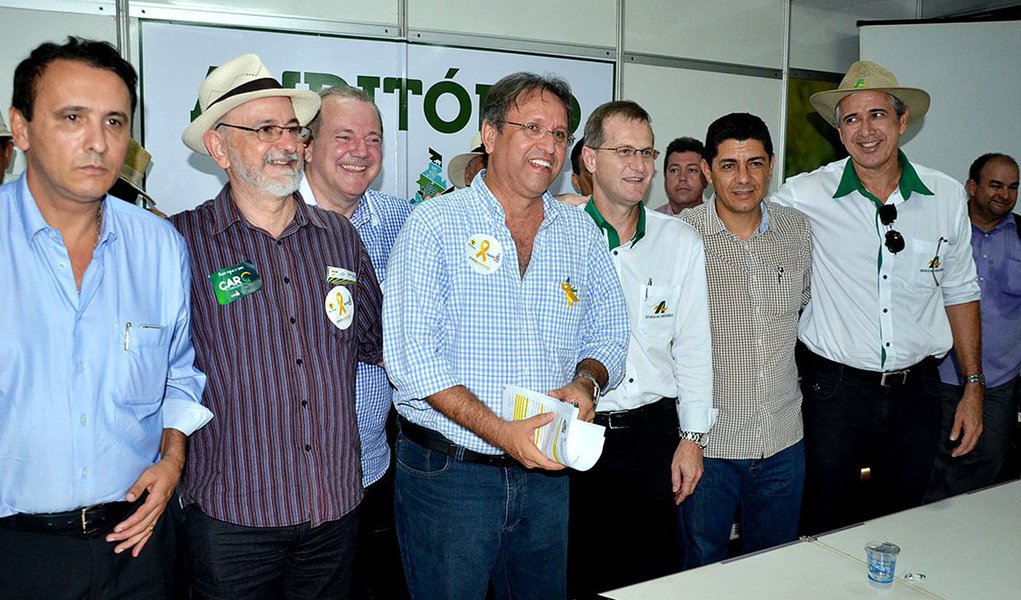 No segundo dia de visita à Agrotins Brasil 2015, o governador Marcelo Miranda (PMDB) prestigiou a assinatura de um convênio entre o Banco da Amazônia e o Sebrae Tocantins, que vai disponibilizará crédito de R$ 20 milhões a produtores rurais; o Sebrae vai atuar na capacitação dos produtores e o Banco da Amazônia entra com o financiamento; "A Agrotins é um espaço fundamental para os produtores rurais do nosso Estado, por disponibilizar, num mesmo espaço, informação, pesquisa, tudo o que há de melhor para fomentar o Agronegócio no Estado", enfatizou Marcelo (Foto: Aquiles Lins) No segundo dia de visita à Agrotins Brasil 2015, o governador Marcelo Miranda (PMDB) prestigiou a assinatura de um convênio entre o Banco da Amazônia e o Sebrae Tocantins, que vai disponibilizará crédito de R$ 20 milhões a produtores rurais; o Sebrae vai atuar na capacitação dos produtores e o Banco da Amazônia entra com o financiamento; "A Agrotins é um espaço fundamental para os produtores rurais do nosso Estado, por disponibilizar, num mesmo espaço, informação, pesquisa, tudo o que há de melhor para fomentar o Agronegócio no Estado", enfatizou Marcelo