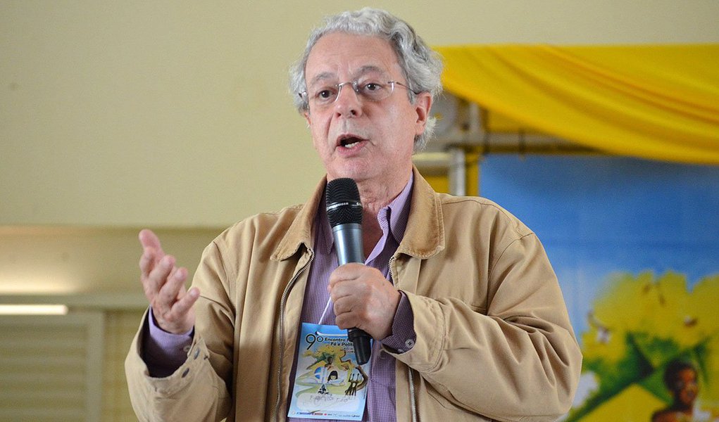 Idealizador do Programa Fome Zero, o frade dominicano Carlos Alberto Libânio, mais conhecido como Frei Betto, teceu duras críticas ao PT, partido que ajudou a fundar, ao afirmar que a legenda não conseguiu implementar durante os doze anos que está no poder nenhuma mudança estrutural; "Dilma entregou o poder ao PMDB, que empurrou esta trágica reforma política, enquanto o PT teve anos para implementar uma reforma de verdade, mas não fez. Deveria ter realizado uma reforma política, agrária, tributária e educacional muito antes. Esta reforma daí é uma sem-vergonhice", disparou; ele também disse que o país atravessa "um "momento de depressão cívica" (Foto: Felipe L. Goncalves) Idealizador do Programa Fome Zero, o frade dominicano Carlos Alberto Libânio, mais conhecido como Frei Betto, teceu duras críticas ao PT, partido que ajudou a fundar, ao afirmar que a legenda não conseguiu implementar durante os doze anos que está no poder nenhuma mudança estrutural; "Dilma entregou o poder ao PMDB, que empurrou esta trágica reforma política, enquanto o PT teve anos para implementar uma reforma de verdade, mas não fez. Deveria ter realizado uma reforma política, agrária, tributária e educacional muito antes. Esta reforma daí é uma sem-vergonhice", disparou; ele também disse que o país atravessa "um "momento de depressão cívica"