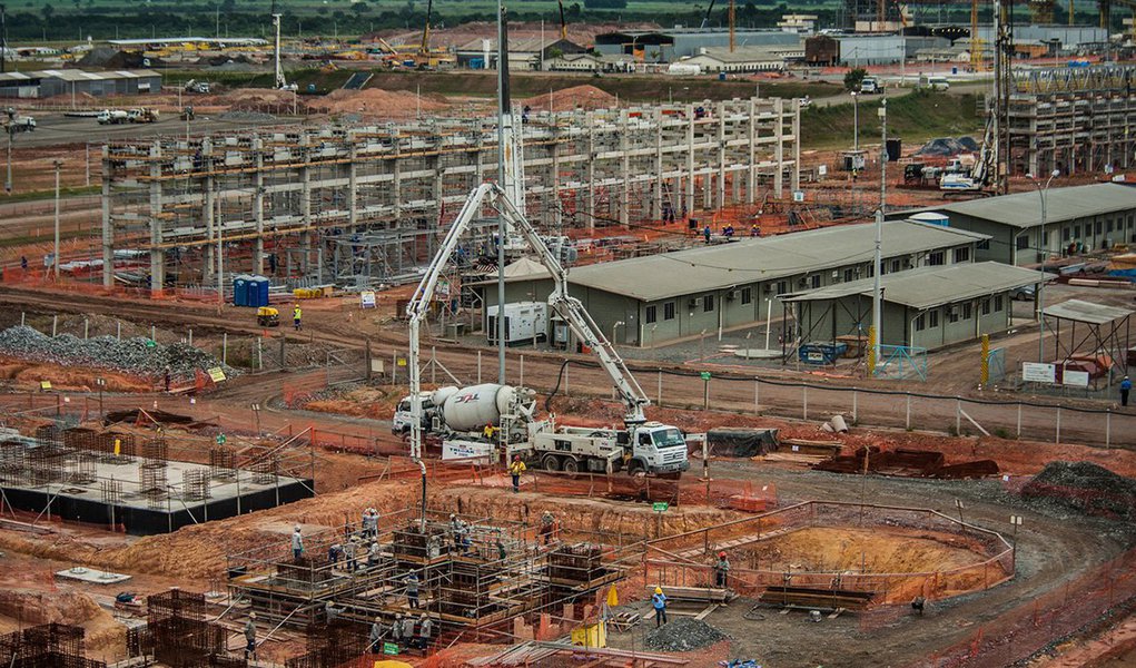A solicitação foi feita pelo prefeitos de Itaboraí, Nova Friburgo e Rio Bonito; de acordo com os gestores municipais, as 15 cidades da região da refinaria têm uma perda de cerca de 50% em suas receitas e altas taxas de desemprego; "O que a gente quer é a conclusão da refinaria, que é o carro-chefe da obra no prazo, em 2017. Faltam só 18% da obra. A Petrobras disse que tem grupos interessados em concluir a obra e nós apresentamos um outro grupo coreano também interessado", afirmou prefeito de Itaboraí, Helil Cardozo, porta-voz do grupo
(Foto: Leonardo Lucena) A solicitação foi feita pelo prefeitos de Itaboraí, Nova Friburgo e Rio Bonito; de acordo com os gestores municipais, as 15 cidades da região da refinaria têm uma perda de cerca de 50% em suas receitas e altas taxas de desemprego; "O que a gente quer é a conclusão da refinaria, que é o carro-chefe da obra no prazo, em 2017. Faltam só 18% da obra. A Petrobras disse que tem grupos interessados em concluir a obra e nós apresentamos um outro grupo coreano também interessado", afirmou prefeito de Itaboraí, Helil Cardozo, porta-voz do grupo