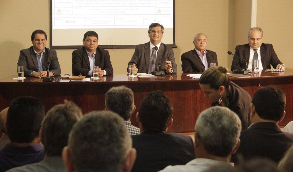 Dando continuidade à agenda de diálogos do Governo com os municípios, o governador Flávio Dino recebeu, no Palácio dos Leões, os prefeitos que fazem parte do Consórcio Público Intermunicipal das Mesorregiões Norte e Leste Maranhense – Conleste; foi entregue ao gestor um acordo de cooperação e desenvolvimento que ratifica o "sentimento de profunda confiança e solidariedade institucional com os projetos e propostas emanados do novo governador e do novo Governo do Maranhão" (Foto: Leonardo Lucena) Dando continuidade à agenda de diálogos do Governo com os municípios, o governador Flávio Dino recebeu, no Palácio dos Leões, os prefeitos que fazem parte do Consórcio Público Intermunicipal das Mesorregiões Norte e Leste Maranhense – Conleste; foi entregue ao gestor um acordo de cooperação e desenvolvimento que ratifica o "sentimento de profunda confiança e solidariedade institucional com os projetos e propostas emanados do novo governador e do novo Governo do Maranhão"