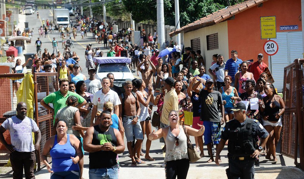A Polícia Militar (PM) e representantes da prefeitura do Rio garantiram a retirada de 200 pessoas que ainda se encontravam no condomínio Residencial Guadalupe, do programa Minha Casa, Minha Vida, no bairro de Guadalupe, na zona norte do Rio; a desocupação total do conjunto habitacional de 11 blocos ocorreu de forma pacífica e conforme determinação da Justiça; policiais e servidores municipais tiveram apoio de equipes do Corpo de Bombeiros, Conselho Tutelar e da Secretaria de Assistência Social do município do Rio (Foto: Leonardo Lucena) A Polícia Militar (PM) e representantes da prefeitura do Rio garantiram a retirada de 200 pessoas que ainda se encontravam no condomínio Residencial Guadalupe, do programa Minha Casa, Minha Vida, no bairro de Guadalupe, na zona norte do Rio; a desocupação total do conjunto habitacional de 11 blocos ocorreu de forma pacífica e conforme determinação da Justiça; policiais e servidores municipais tiveram apoio de equipes do Corpo de Bombeiros, Conselho Tutelar e da Secretaria de Assistência Social do município do Rio