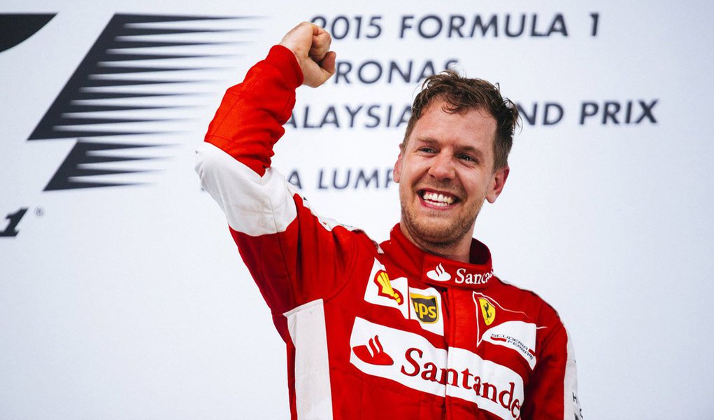 Vettel teve um desempenho surpreendente e improvável em Sepang, ultrapassando a Mercedes de Lewis Hamilton, que largou na pole, graças à habilidade da Ferrari de tirar o máximo dos pneus de resistência média, que são mais rápidos, no calor sufocante da Malásia; A temporada 2015 só teve duas corridas, mas antes do GP da Malásia a Fórmula 1 estava assolada por manchetes negativas e temerosa de que a Mercedes fosse ganhar tudo de lambuja (Foto: Luis Mauro Queiroz) Vettel teve um desempenho surpreendente e improvável em Sepang, ultrapassando a Mercedes de Lewis Hamilton, que largou na pole, graças à habilidade da Ferrari de tirar o máximo dos pneus de resistência média, que são mais rápidos, no calor sufocante da Malásia; A temporada 2015 só teve duas corridas, mas antes do GP da Malásia a Fórmula 1 estava assolada por manchetes negativas e temerosa de que a Mercedes fosse ganhar tudo de lambuja