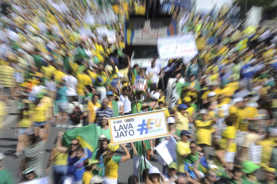 Se nas manifestações de 2013 o nome do então ministro do Supremo Tribunal Federal Jaquim Barbosa aparecia em destaque nas ruas, com pessoas pedindo que ele fosse candidato a presidente da República, na manifestação deste domingo contra o governo, quem é apontado como herói é o juiz federal Sergio Moro, responsável em Curitiba pelas ações da operação "lava jato", que investiga um esquema de corrupção na Petrobras (Foto: Leonardo Attuch) Se nas manifestações de 2013 o nome do então ministro do Supremo Tribunal Federal Jaquim Barbosa aparecia em destaque nas ruas, com pessoas pedindo que ele fosse candidato a presidente da República, na manifestação deste domingo contra o governo, quem é apontado como herói é o juiz federal Sergio Moro, responsável em Curitiba pelas ações da operação "lava jato", que investiga um esquema de corrupção na Petrobras