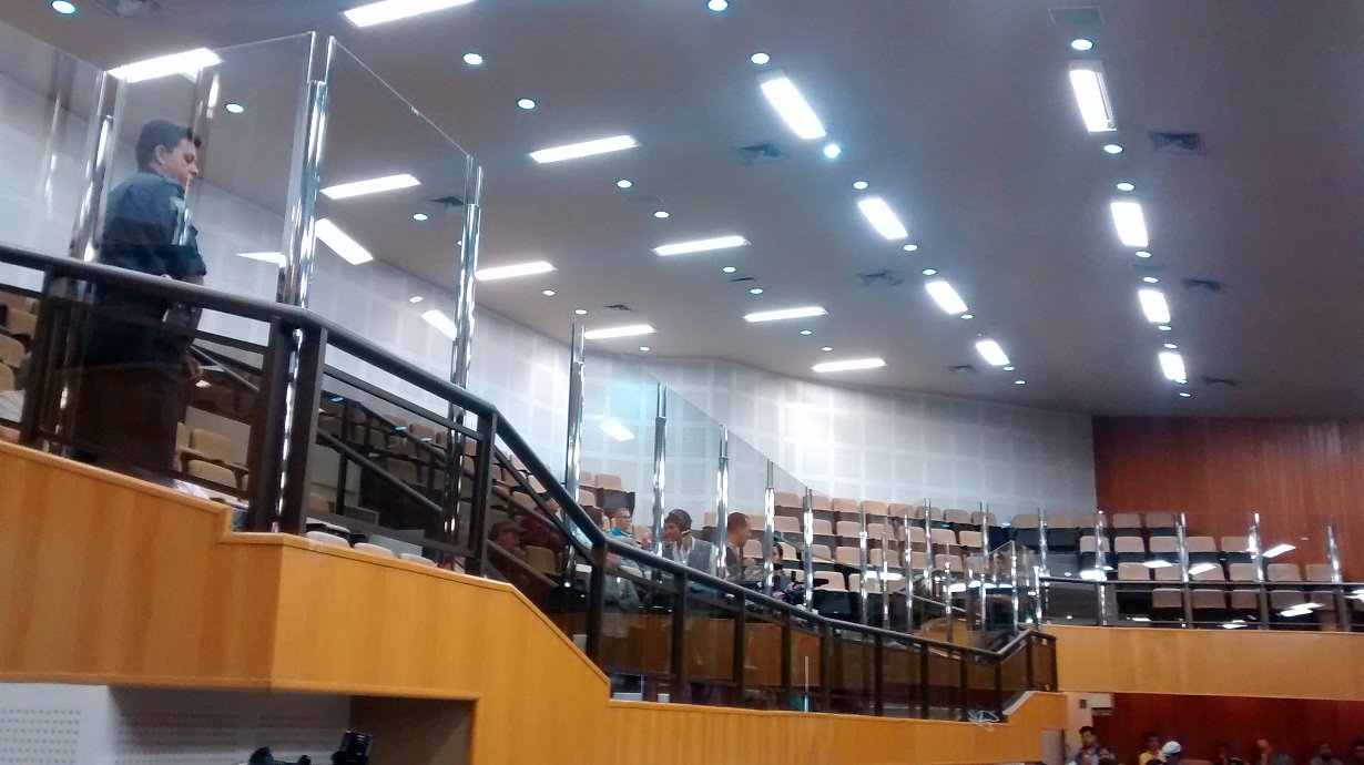 Um grupo de oito vereadores assinou manifesto, direcionado ao presidente Clécio Alves, contra a instalação de vidro divisório entre as galerias e o espaço destinado aos vereadores no Plenário da Câmara Municipal de Goiânia; autor da iniciativa, o vereador Elias Vaz (PSB) afirma que a obra não passou por votação entre os vereadores e vai contra o anseio da população; “É uma medida segregadora, antidemocrática e violadora do espírito que inspira o Poder Legislativo” (Foto: José Barbacena) Um grupo de oito vereadores assinou manifesto, direcionado ao presidente Clécio Alves, contra a instalação de vidro divisório entre as galerias e o espaço destinado aos vereadores no Plenário da Câmara Municipal de Goiânia; autor da iniciativa, o vereador Elias Vaz (PSB) afirma que a obra não passou por votação entre os vereadores e vai contra o anseio da população; “É uma medida segregadora, antidemocrática e violadora do espírito que inspira o Poder Legislativo”
