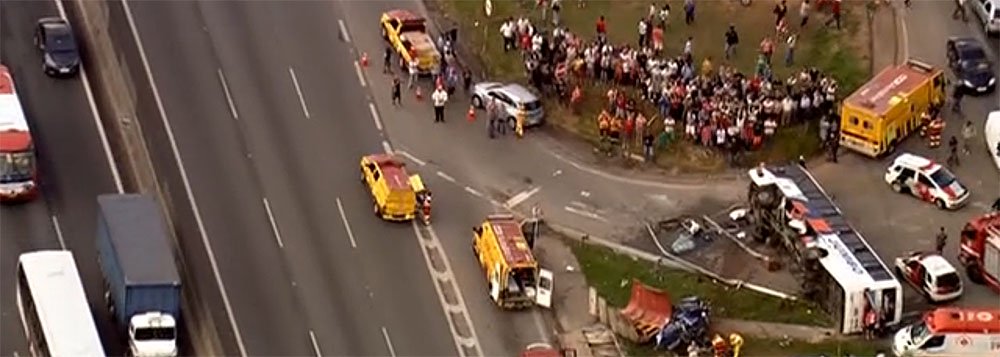 Concessionária que administra a rodovia, AutoBan, informou que o acidente envolvendo um ônibus e um caminhão no quilômetro 24 da Rodovia Anhaguera, em São Paulo, bloqueia o sentido capital paulista, gerando congestionamento de três quilômetros (Foto: Roberta Namour) Concessionária que administra a rodovia, AutoBan, informou que o acidente envolvendo um ônibus e um caminhão no quilômetro 24 da Rodovia Anhaguera, em São Paulo, bloqueia o sentido capital paulista, gerando congestionamento de três quilômetros