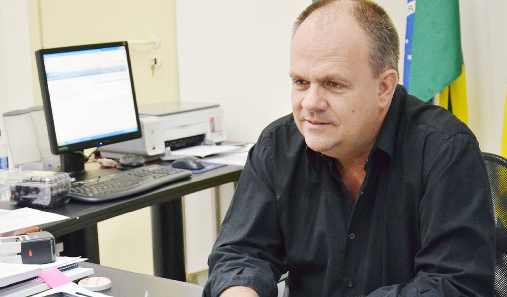 O vice-governador Belivaldo Chagas (PSB) afirmou ontem que a administração estadual está dialogando com todos os sindicatos para apresentar, “de forma transparente”, a situação financeira do Estado e viabilizar o atendimento das reivindicações dos servidores que não estejam atreladas a reajuste salarial; ele alertou que o momento é de “recessão econômica”; “É bom ressaltar que não deixamos de dialogar em nenhum momento. Nunca estivemos de portas fechadas, mas sabemos que podemos avançar um pouco mais. Na semana passada, recebemos 27 sindicatos. E ontem (segunda) recebemos o Sintese. O que queremos é agrupar todos os sindicatos numa única mesa de negociação", disse (Foto: Valter Lima) O vice-governador Belivaldo Chagas (PSB) afirmou ontem que a administração estadual está dialogando com todos os sindicatos para apresentar, “de forma transparente”, a situação financeira do Estado e viabilizar o atendimento das reivindicações dos servidores que não estejam atreladas a reajuste salarial; ele alertou que o momento é de “recessão econômica”; “É bom ressaltar que não deixamos de dialogar em nenhum momento. Nunca estivemos de portas fechadas, mas sabemos que podemos avançar um pouco mais. Na semana passada, recebemos 27 sindicatos. E ontem (segunda) recebemos o Sintese. O que queremos é agrupar todos os sindicatos numa única mesa de negociação", disse