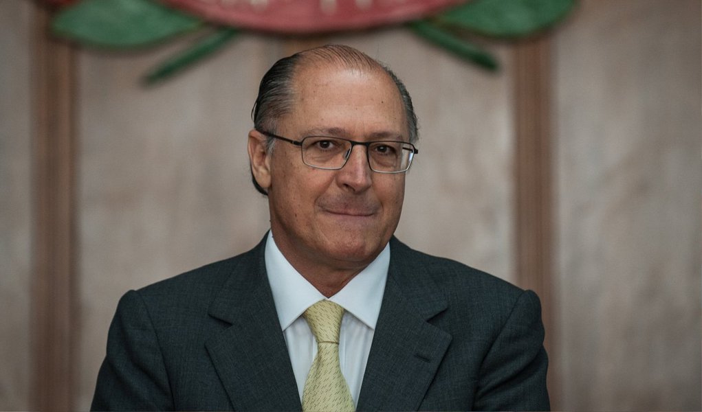 O Órgão Especial do Tribunal de Justiça de São Paulo determinou nesta quarta (13) que a Secretaria Estadual da Educação e o governo de São Paulo se abstenham de registrar as faltas dos professores da rede pública e de descontar os dias parados; em caso de descumprimento caberá multa de R$ 10 mil por dia; os professores estão em greve desde o dia 13 de março (Foto: Valter Lima) O Órgão Especial do Tribunal de Justiça de São Paulo determinou nesta quarta (13) que a Secretaria Estadual da Educação e o governo de São Paulo se abstenham de registrar as faltas dos professores da rede pública e de descontar os dias parados; em caso de descumprimento caberá multa de R$ 10 mil por dia; os professores estão em greve desde o dia 13 de março