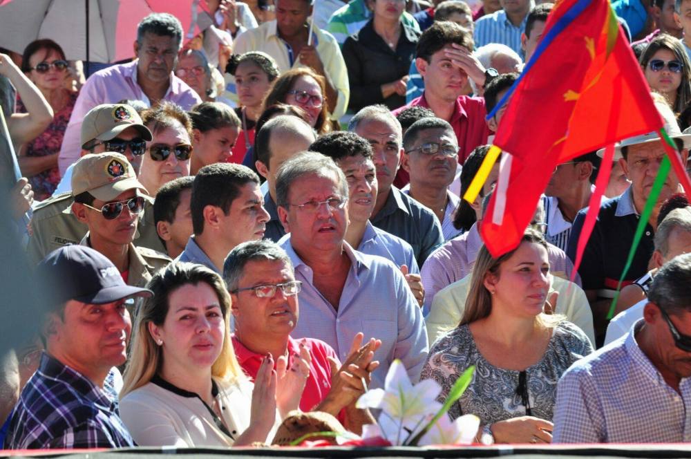 Ao longo dos anos, fé e tradição reúnem milhares de romeiros na festa em honra ao Senhor do Bonfim, no povoado de mesmo nome; neste sábado, mais uma vez homens e mulheres de todas as idades percorreram o povoado conduzindo a imagem do padroeiro para participar da celebração em praça pública; entre os presentes na festa, que tem sua origem remota ao século XVIII, estava o governador Marcelo Miranda, acompanhado da primeira-dama, a deputada federal Dulce Miranda; aara o governador, a valorização da cultura do povo tocantinense faz parte da política de seu governo, e a criação da Secretaria de Estado da Cultura reforça o desejo de que as expressões culturais do Tocantins sejam fortalecidas (Foto: José Barbacena) Ao longo dos anos, fé e tradição reúnem milhares de romeiros na festa em honra ao Senhor do Bonfim, no povoado de mesmo nome; neste sábado, mais uma vez homens e mulheres de todas as idades percorreram o povoado conduzindo a imagem do padroeiro para participar da celebração em praça pública; entre os presentes na festa, que tem sua origem remota ao século XVIII, estava o governador Marcelo Miranda, acompanhado da primeira-dama, a deputada federal Dulce Miranda; aara o governador, a valorização da cultura do povo tocantinense faz parte da política de seu governo, e a criação da Secretaria de Estado da Cultura reforça o desejo de que as expressões culturais do Tocantins sejam fortalecidas