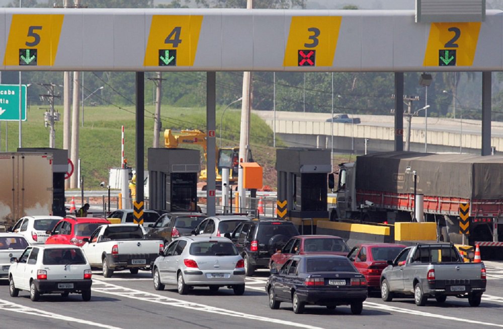 Imediata suspensão da cobrança de pedágio é no posto de cobrança do km 93 da BR-040 para os veículos emplacados em Cristalina/GO; moradores pagavam R$ 9,20 no traslado (ida e volta); medida terá que ser cumprida até que seja disponibilizada via alternativa com condições adequadas de trafegabilidade; em caso de descumprimento da decisão, concessionária terá que pagar multa diária no valor de R$ 10 mil (Foto: José Barbacena) Imediata suspensão da cobrança de pedágio é no posto de cobrança do km 93 da BR-040 para os veículos emplacados em Cristalina/GO; moradores pagavam R$ 9,20 no traslado (ida e volta); medida terá que ser cumprida até que seja disponibilizada via alternativa com condições adequadas de trafegabilidade; em caso de descumprimento da decisão, concessionária terá que pagar multa diária no valor de R$ 10 mil