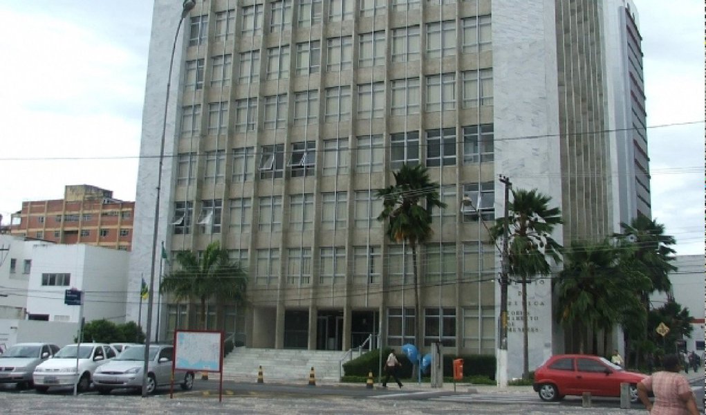 Três juízes aposentados de Sergipe - José Alves Neto, José Antônio Santos Ferreira e José Rivaldo Santos – entraram na Justiça para ter direito ao auxílio moradia, benefício concedido aos magistrados que estão na ativa; os pedidos, que estão em julgamento, foram concedidos liminarmente, mas a Procuradoria Geral do Estado recorreu da decisão; o auxílio moradia tem valor atual de 4.337,73, mas de acordo com o Conselho Nacional de Justiça, a benesse não deve ser concedida para quem já está aposentado; o representante do sindicato dos servidores do TJ/SE, Plínio Pugliesi Cardozo, afirma que o auxílio moradia concedido aos magistrados é uma “afronta à classe trabalhadora em geral, porque fica nítido que é um aumento salarial disfarçado dos juízes" (Foto: Valter Lima) Três juízes aposentados de Sergipe - José Alves Neto, José Antônio Santos Ferreira e José Rivaldo Santos – entraram na Justiça para ter direito ao auxílio moradia, benefício concedido aos magistrados que estão na ativa; os pedidos, que estão em julgamento, foram concedidos liminarmente, mas a Procuradoria Geral do Estado recorreu da decisão; o auxílio moradia tem valor atual de 4.337,73, mas de acordo com o Conselho Nacional de Justiça, a benesse não deve ser concedida para quem já está aposentado; o representante do sindicato dos servidores do TJ/SE, Plínio Pugliesi Cardozo, afirma que o auxílio moradia concedido aos magistrados é uma “afronta à classe trabalhadora em geral, porque fica nítido que é um aumento salarial disfarçado dos juízes"