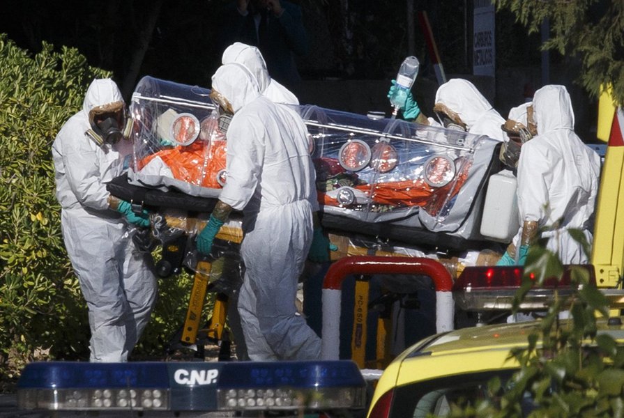 Dados da Organização Mundial da Saúde revelam que 5.459 pessoas já morreram em decorrência do ebola; ao todo, 15.351 pessoas foram contaminadas pelo vírus, quase todas as vítimas na África Ocidental; Libéria é o país com maior número de casos (7.082) e de mortes (2.963), seguida de Serra Leoa, com 6.190 casos e 1.267 mortes e da Guiné, com 2.047 doentes e 1.214 mortes (Foto: Romulo Faro) Dados da Organização Mundial da Saúde revelam que 5.459 pessoas já morreram em decorrência do ebola; ao todo, 15.351 pessoas foram contaminadas pelo vírus, quase todas as vítimas na África Ocidental; Libéria é o país com maior número de casos (7.082) e de mortes (2.963), seguida de Serra Leoa, com 6.190 casos e 1.267 mortes e da Guiné, com 2.047 doentes e 1.214 mortes