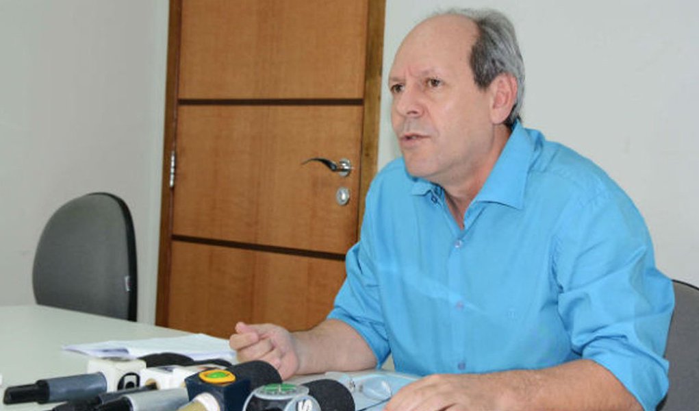 Pelo projeto do prefeito Ronaldo dimas (PR) encaminhado à Câmara, piso salarial para servidores do Quadro Geral passa a ser de R$ 800; já o salário base de professor nível I passa para R$ 1.917,78; para os professores de níveis II, III, IV V recebem o reajuste de 6,23%, também retroativos ao pagamento de março; outra conquista foi para os agentes comunitários de saúde e agentes de combate às endemias; piso destas categorias passou para R$ 1.050, acima do estabelecido pelo governo federal, que é de R$ 1.014 (Foto: Aquiles Lins) Pelo projeto do prefeito Ronaldo dimas (PR) encaminhado à Câmara, piso salarial para servidores do Quadro Geral passa a ser de R$ 800; já o salário base de professor nível I passa para R$ 1.917,78; para os professores de níveis II, III, IV V recebem o reajuste de 6,23%, também retroativos ao pagamento de março; outra conquista foi para os agentes comunitários de saúde e agentes de combate às endemias; piso destas categorias passou para R$ 1.050, acima do estabelecido pelo governo federal, que é de R$ 1.014