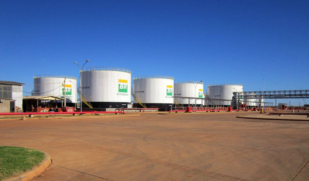 Presidente do Conselho, Murilo Ferreira, e o conselheiro que representa os funcionários da Petrobras, Deyvid Bacelar, votaram contra, alegando que decisões adicionais precisam ser tomadas, incluindo a contratação de profissionais com experiência em vendas no varejo e a aprovação de um plano de negócios para a BR Distribuidora, antes que qualquer venda possa ser formatada, segundo a ata (Foto: Roberta Namour) Presidente do Conselho, Murilo Ferreira, e o conselheiro que representa os funcionários da Petrobras, Deyvid Bacelar, votaram contra, alegando que decisões adicionais precisam ser tomadas, incluindo a contratação de profissionais com experiência em vendas no varejo e a aprovação de um plano de negócios para a BR Distribuidora, antes que qualquer venda possa ser formatada, segundo a ata