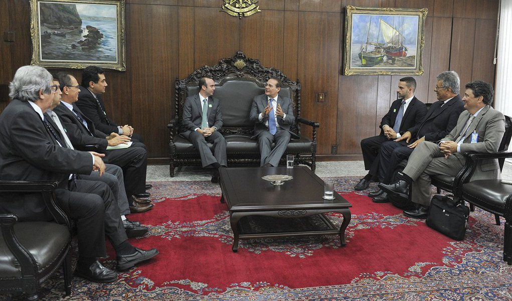 O presidente do Senado, Renan Calheiros (PMDB), recebeu do presidente da União Nordestina de Produtores de Cana-de-açúcar (UNIDA), Alexandre Andrade, apelo para que interceda junto ao ministro Joaquim Levy para que sejam liberados recursos da subvenção da cana, em torno de R$ 187 milhões, que chegaram a ser previstos numa medida provisória mas o pagamento foi prejudicado porque a MP perdeu a eficácia; tema será tratado numa reunião entre o senador e o ministro marcada para esta quarta-feira (12)
(Foto: Voney Malta) O presidente do Senado, Renan Calheiros (PMDB), recebeu do presidente da União Nordestina de Produtores de Cana-de-açúcar (UNIDA), Alexandre Andrade, apelo para que interceda junto ao ministro Joaquim Levy para que sejam liberados recursos da subvenção da cana, em torno de R$ 187 milhões, que chegaram a ser previstos numa medida provisória mas o pagamento foi prejudicado porque a MP perdeu a eficácia; tema será tratado numa reunião entre o senador e o ministro marcada para esta quarta-feira (12)