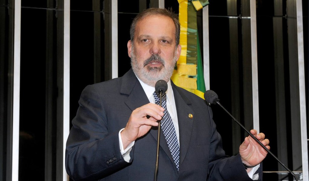 O candidato derrotado ao Governo de Pernambuco, Armando Monteiro Neto (PTB), retomou nesta segunda-feira (17) suas atividades no Senado. Armando, que passou quatro meses trabalhando na disputa pelo Palácio do Campo das Princesas, disse que seu principal objetivo será atuar em favor do Estado de maneira a viabilizar a realização de projetos estruturadores de interesse de Pernambuco; ele também reforçou que irá contribuir com a nova agenda que a presidente Dilma Rousseff pretende implantar para o seu segundo mandato (Foto: Paulo Emílio) O candidato derrotado ao Governo de Pernambuco, Armando Monteiro Neto (PTB), retomou nesta segunda-feira (17) suas atividades no Senado. Armando, que passou quatro meses trabalhando na disputa pelo Palácio do Campo das Princesas, disse que seu principal objetivo será atuar em favor do Estado de maneira a viabilizar a realização de projetos estruturadores de interesse de Pernambuco; ele também reforçou que irá contribuir com a nova agenda que a presidente Dilma Rousseff pretende implantar para o seu segundo mandato