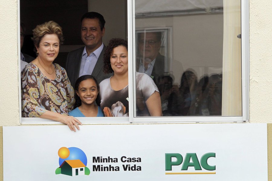 Cerca de seis mil moradores de Juazeiro, no norte da Bahia, passam a morar em casa própria, com a entrega de 1.480 unidades do Programa 'Minha Casa, Minha Vida', nesta sexta-feira; na cerimônia de entrega simbólica das chaves, Dilma falou sobre o que as casas representam para o País; "Esta entrega representa o quanto nós olhamos para a Bahia e para o Nordeste. O Brasil precisa que as famílias se sintam acolhidas e protegidas, porque quando as pessoas estão pagando o aluguel e em situações de vulnerabilidade ou em locais de risco, essas são as principais prejudicadas. Por isso é que dedicamos o dinheiro federal para melhorar a vida dos brasileiros necessitados, e isso beneficia o país inteiro" (Foto: Romulo Faro) Cerca de seis mil moradores de Juazeiro, no norte da Bahia, passam a morar em casa própria, com a entrega de 1.480 unidades do Programa 'Minha Casa, Minha Vida', nesta sexta-feira; na cerimônia de entrega simbólica das chaves, Dilma falou sobre o que as casas representam para o País; "Esta entrega representa o quanto nós olhamos para a Bahia e para o Nordeste. O Brasil precisa que as famílias se sintam acolhidas e protegidas, porque quando as pessoas estão pagando o aluguel e em situações de vulnerabilidade ou em locais de risco, essas são as principais prejudicadas. Por isso é que dedicamos o dinheiro federal para melhorar a vida dos brasileiros necessitados, e isso beneficia o país inteiro"