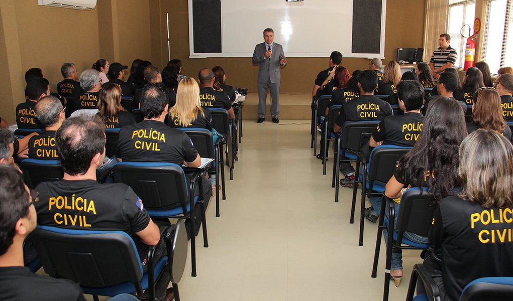 Policiais civis de Pernambuco decidiram realizar uma paralisação de advertência por melhores condições de trabalho na próxima terça-feira (19); com a suspensão das atividades por 24 horas, a partir da meia-noite de terça até a meia-noite da quarta-feira (20), somente as delegacias de flagrantes permanecerão em funcionamento (Foto: Paulo Emílio) Policiais civis de Pernambuco decidiram realizar uma paralisação de advertência por melhores condições de trabalho na próxima terça-feira (19); com a suspensão das atividades por 24 horas, a partir da meia-noite de terça até a meia-noite da quarta-feira (20), somente as delegacias de flagrantes permanecerão em funcionamento