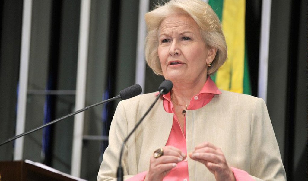Senadora Ana Amélia (PP-RS) disse confiar que o Senado atuará com responsabilidade para ajudar o país a enfrentar a crise; de acordo com a senadora, a Casa analisará com cuidado os projetos que, segundo ela, foram votados a toque de caixa pela Câmara dos Deputados no final do primeiro semestre; entre esses projetos, estão os que tratam da redução da maioridade penal e do ajuste fiscal, que já estão em análise no Senado
(Foto: Leonardo Lucena) Senadora Ana Amélia (PP-RS) disse confiar que o Senado atuará com responsabilidade para ajudar o país a enfrentar a crise; de acordo com a senadora, a Casa analisará com cuidado os projetos que, segundo ela, foram votados a toque de caixa pela Câmara dos Deputados no final do primeiro semestre; entre esses projetos, estão os que tratam da redução da maioridade penal e do ajuste fiscal, que já estão em análise no Senado