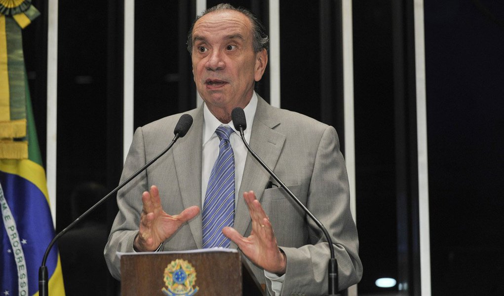 O senador Aloysio Ferreira Nunes (PSDB-SP) disse que a presidente Dilma deve estar perturbada com o que vem acontecendo, pois ela está com o maior índice de rejeição desde a crise do governo Collor e as notícias econômicas são sempre ruins; tucano afirmou que o ex-presidente Lula tenta se afastar da figura de Dilma para colocar-se como uma reserva política para as eleições de 2018; para o congressista, no entanto, na próxima eleição haverá "uma mudança democrática, mudança no voto, uma mudança que leve a uma recomposição da confiança dos brasileiros no seu governo" (Foto: Leonardo Lucena) O senador Aloysio Ferreira Nunes (PSDB-SP) disse que a presidente Dilma deve estar perturbada com o que vem acontecendo, pois ela está com o maior índice de rejeição desde a crise do governo Collor e as notícias econômicas são sempre ruins; tucano afirmou que o ex-presidente Lula tenta se afastar da figura de Dilma para colocar-se como uma reserva política para as eleições de 2018; para o congressista, no entanto, na próxima eleição haverá "uma mudança democrática, mudança no voto, uma mudança que leve a uma recomposição da confiança dos brasileiros no seu governo"