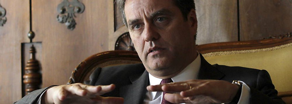 "Projetamos que o comércio continuará com sua lenta recuperação, mas com o crescimento econômico ainda frágil e contínuas tensões geopolíticas, essa tendência pode facilmente ser afetada", disse o diretor-geral da OMC, Roberto Azevêdo; segundo ele, o comércio global de bens crescerá 3,3% neste ano e 4,0% em 2016, menos do que projetado anteriormente (Foto: Roberta Namour) "Projetamos que o comércio continuará com sua lenta recuperação, mas com o crescimento econômico ainda frágil e contínuas tensões geopolíticas, essa tendência pode facilmente ser afetada", disse o diretor-geral da OMC, Roberto Azevêdo; segundo ele, o comércio global de bens crescerá 3,3% neste ano e 4,0% em 2016, menos do que projetado anteriormente