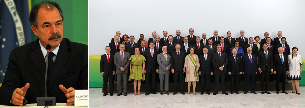 Como forma de pressionar a presidente para que realize uma reforma ministerial, o PMDB sugeriu um projeto que diminua o número de ministérios para 20; proposição é de autoria do presidente da Casa, Eduardo Cunha (PMDB-RJ); "Vamos supor que a gente acabe com o Ministério da Cultura, todas as atividades vão ter de continuar, todo o apoio ao teatro, a estrutura operativa permanecerá, mesmo que seja dentro do MEC (pasta que já foi integrada ao Ministério da Cultura). O que você realmente corta? O cargo de ministro e algumas funções associadas, isso não resolve o problema fiscal do País", rebateu o ministro-chefe da Casa Civil, Aloizio Mercadante (Foto: Roberta Namour) Como forma de pressionar a presidente para que realize uma reforma ministerial, o PMDB sugeriu um projeto que diminua o número de ministérios para 20; proposição é de autoria do presidente da Casa, Eduardo Cunha (PMDB-RJ); "Vamos supor que a gente acabe com o Ministério da Cultura, todas as atividades vão ter de continuar, todo o apoio ao teatro, a estrutura operativa permanecerá, mesmo que seja dentro do MEC (pasta que já foi integrada ao Ministério da Cultura). O que você realmente corta? O cargo de ministro e algumas funções associadas, isso não resolve o problema fiscal do País", rebateu o ministro-chefe da Casa Civil, Aloizio Mercadante
