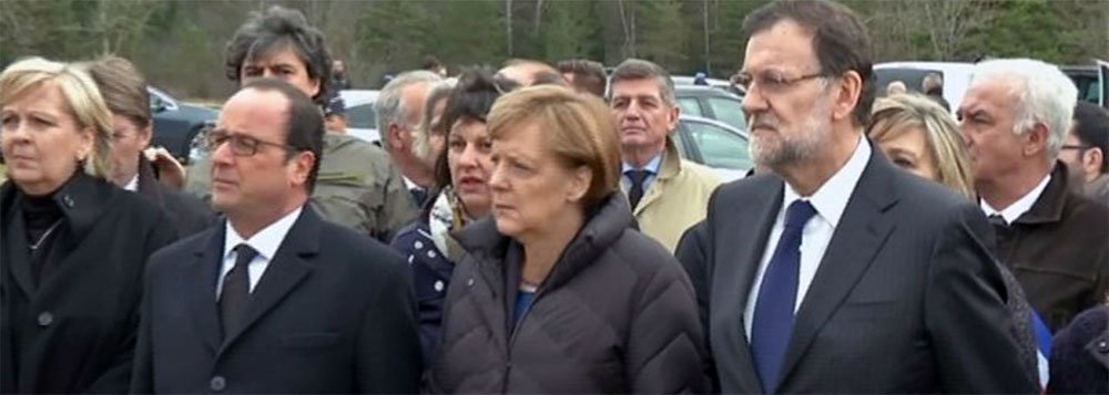 O presidente da França, François Hollande, e a chanceler alemã, Angela Merkel, chegaram juntos de helicóptero à remota região dos Alpes franceses onde a aeronave Airbus da empresa Germanwings caiu para participar de uma homenagem internacional às 150 vítimas da tragédia; o premiê da Espanha, Mariano Rajoy, se juntou aos líderes no vilarejo de Seyne-les-Alpes, onde investigadores franceses se concentram para operações de buscas nas montanhas próximas onde aconteceu o acidente na terça-feira (Foto: Paulo Emílio) O presidente da França, François Hollande, e a chanceler alemã, Angela Merkel, chegaram juntos de helicóptero à remota região dos Alpes franceses onde a aeronave Airbus da empresa Germanwings caiu para participar de uma homenagem internacional às 150 vítimas da tragédia; o premiê da Espanha, Mariano Rajoy, se juntou aos líderes no vilarejo de Seyne-les-Alpes, onde investigadores franceses se concentram para operações de buscas nas montanhas próximas onde aconteceu o acidente na terça-feira