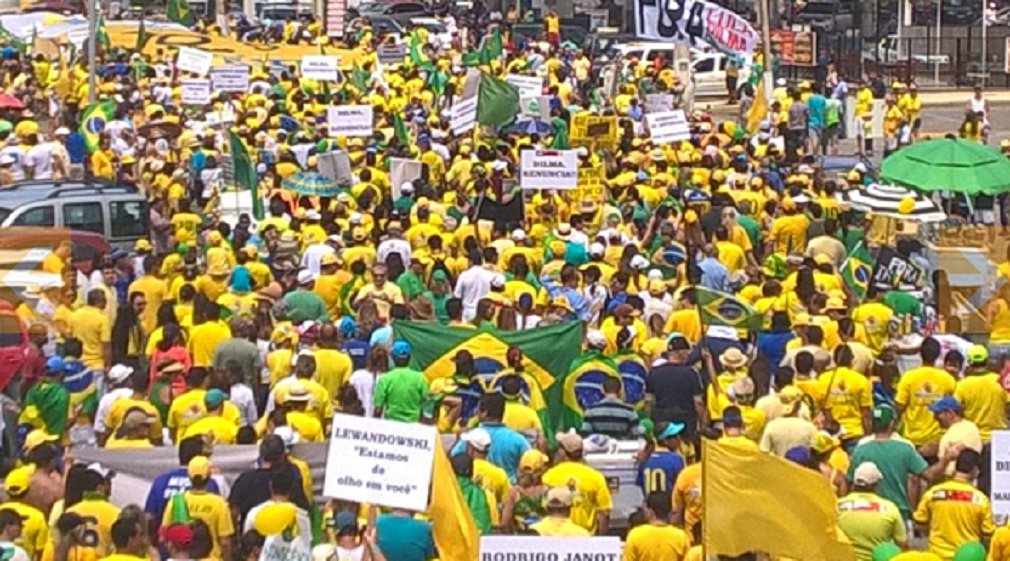 Com as cores da bandeira brasileira, milhares de manifestantes marcharam, na manhã deste domingo, pela Avenida Álvaro Otacílio, na praia de Jatiúca, contra a corrupção e para pedir o impeachment da presidente Dilma Rousseff (PT); Polícia Militar estima que cerca de 10 mil pessoas participaram do ato; de acordo com o coordenador da operação, tenente-coronel Silvestre, a manifestação seguiu pacífica e sem indícios de desordem (Foto: José Barbacena) Com as cores da bandeira brasileira, milhares de manifestantes marcharam, na manhã deste domingo, pela Avenida Álvaro Otacílio, na praia de Jatiúca, contra a corrupção e para pedir o impeachment da presidente Dilma Rousseff (PT); Polícia Militar estima que cerca de 10 mil pessoas participaram do ato; de acordo com o coordenador da operação, tenente-coronel Silvestre, a manifestação seguiu pacífica e sem indícios de desordem