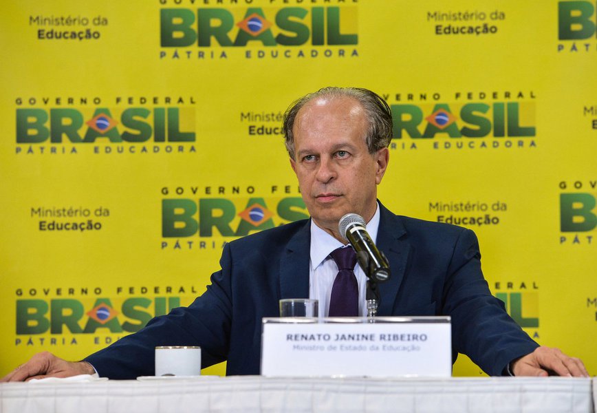 O Ministério da Educação anunciou, na noite deste sábado (11), que a Coordenação de Aperfeiçoamento de Pessoal de Nível Superior (Capes) garante que 90% da verba prevista para os programas de pós-graduação em 2015, o equivalente a R$ 1,65 bilhão, será mantida; o MEC diz ainda que nenhuma bolsa de estudo será interrompida; comunicado foi divulgado depois de universidades federais terem afirmado que o corte foi de 75%; em seu perfil no Facebook, o ministro da Educação, Renato Janine Ribeiro, afirmou que a Capes vai manter o pagamento de 100% das bolsas para estudantes de mestrado e doutorado e que, apesar de a situação não ser ideal, não se justifica pânico ou alarme (Foto: Valter Lima) O Ministério da Educação anunciou, na noite deste sábado (11), que a Coordenação de Aperfeiçoamento de Pessoal de Nível Superior (Capes) garante que 90% da verba prevista para os programas de pós-graduação em 2015, o equivalente a R$ 1,65 bilhão, será mantida; o MEC diz ainda que nenhuma bolsa de estudo será interrompida; comunicado foi divulgado depois de universidades federais terem afirmado que o corte foi de 75%; em seu perfil no Facebook, o ministro da Educação, Renato Janine Ribeiro, afirmou que a Capes vai manter o pagamento de 100% das bolsas para estudantes de mestrado e doutorado e que, apesar de a situação não ser ideal, não se justifica pânico ou alarme