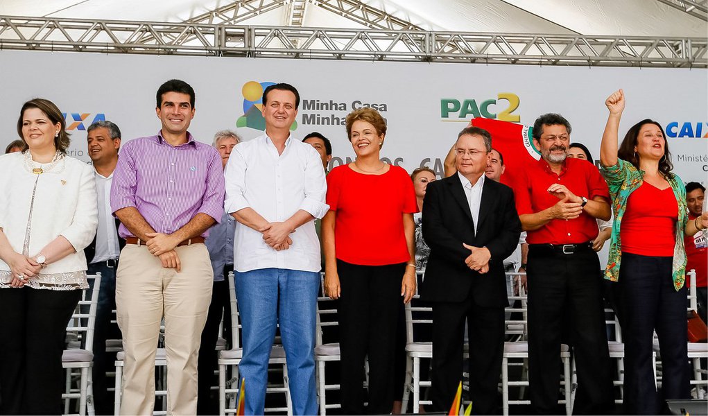 "É óbvio que sabemos que o Brasil está enfrentando algumas dificuldades, mas são dificuldades passageiras. Uma coisa é você ter que ajustar um pouco o orçamento, outra coisa é ter que reformar tudo. Não temos que reformar tudo, porque o Brasil tem uma base sólida", disse a presidente, ao particpar da entrega de casas do programa Minha Casa, Minha Vida no município de Capanema, no Pará (Foto: Paulo Emílio) "É óbvio que sabemos que o Brasil está enfrentando algumas dificuldades, mas são dificuldades passageiras. Uma coisa é você ter que ajustar um pouco o orçamento, outra coisa é ter que reformar tudo. Não temos que reformar tudo, porque o Brasil tem uma base sólida", disse a presidente, ao particpar da entrega de casas do programa Minha Casa, Minha Vida no município de Capanema, no Pará