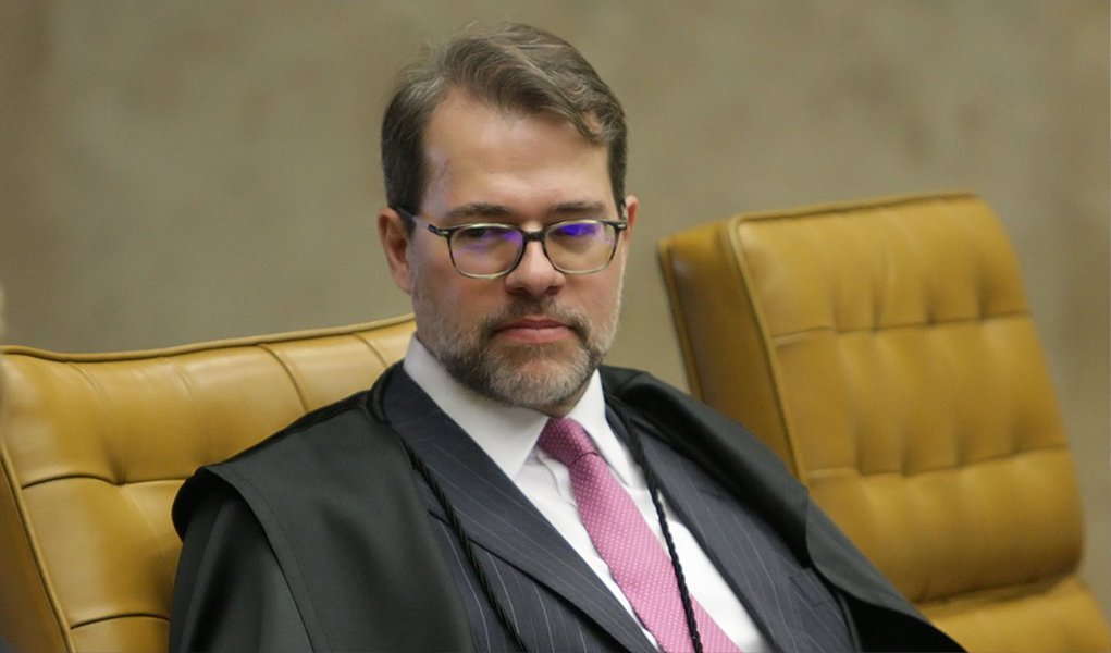 O ministro Dias Toffoli, do Supremo Tribunal Federal (STF), rejeitou nesta quinta (9) pedido de liminar para suspender a tramitação da emenda à Constituição (PEC) que reduz a maioridade penal de 18 para 16 anos; Toffoli entendeu que não há motivos para concessão de medida cautelar para uma matéria que ainda está em fase de discussão; a questão da constitucionalidade será julgada no mérito da ação; mandado de segurança foi impetrado pelo deputado federal Cabuçu Borges (PMDB-AP); ele considera a PEC inconstitucional antes mesmo da aprovação, por entender que o Artigo 228, da Constituição, prevê que menores de 18 anos são inimputáveis (Foto: Valter Lima) O ministro Dias Toffoli, do Supremo Tribunal Federal (STF), rejeitou nesta quinta (9) pedido de liminar para suspender a tramitação da emenda à Constituição (PEC) que reduz a maioridade penal de 18 para 16 anos; Toffoli entendeu que não há motivos para concessão de medida cautelar para uma matéria que ainda está em fase de discussão; a questão da constitucionalidade será julgada no mérito da ação; mandado de segurança foi impetrado pelo deputado federal Cabuçu Borges (PMDB-AP); ele considera a PEC inconstitucional antes mesmo da aprovação, por entender que o Artigo 228, da Constituição, prevê que menores de 18 anos são inimputáveis