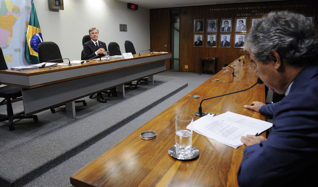 A Comissão de Infraestrutura do Senado aprovou diversas matérias com o objetivo de acelerar o crescimento do país; caso da exigência de licença prévia ambiental para empreendimentos de geração de energia e de linhas de transmissão, que passará a ser requisito obrigatório antes da inclusão dos projetos nos leilões de concessão; o presidente da Comissão, senador Fernando Collor, também apresentou o balanço das ações da Comissão ao longo dos últimos dois anos (Foto: Voney Malta) A Comissão de Infraestrutura do Senado aprovou diversas matérias com o objetivo de acelerar o crescimento do país; caso da exigência de licença prévia ambiental para empreendimentos de geração de energia e de linhas de transmissão, que passará a ser requisito obrigatório antes da inclusão dos projetos nos leilões de concessão; o presidente da Comissão, senador Fernando Collor, também apresentou o balanço das ações da Comissão ao longo dos últimos dois anos