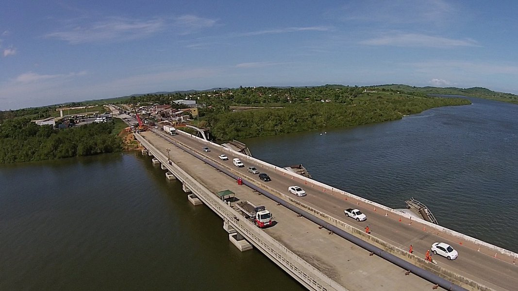 Em nota, a Secretaria de Estado da Comunicação informou na manhã desta quinta (14) que a obra da adutora emergencial no povoado de Pedra Branca foi concluída; "O calço de concreto que foi construído precisa de 24 horas para secar e não ceder quando a pressão da água chegar. A previsão de início de bombeamento da água para a adutora emergencial é amanhã (sexta,15) às 5h. É preciso a compreensão de que após o início do bombeamento, será necessário alguns dias para que a água chegue em todas as localidades", informa (Foto: Valter Lima) Em nota, a Secretaria de Estado da Comunicação informou na manhã desta quinta (14) que a obra da adutora emergencial no povoado de Pedra Branca foi concluída; "O calço de concreto que foi construído precisa de 24 horas para secar e não ceder quando a pressão da água chegar. A previsão de início de bombeamento da água para a adutora emergencial é amanhã (sexta,15) às 5h. É preciso a compreensão de que após o início do bombeamento, será necessário alguns dias para que a água chegue em todas as localidades", informa