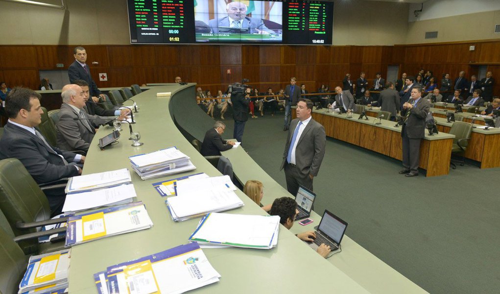 Depois de tramitar por vários anos na Casa e ser até objeto de uma CPI em 2011, os deputados derrubaram o relatório do deputado José de Lima (PDT), que na ocasião havia acompanhado o parecer do Tribunal de Contas do Estado que apontava irregularidades na prestação de contas do ex-governador; “Tive participação importante no governo dele, portanto seria incoerência de minha parte votar contra”, justificou o governista Talles Barreto, que no governo Alcides foi presidente da Agência Goiana de Esporte e Lazer (Foto: Realle Palazzo-Martini) Depois de tramitar por vários anos na Casa e ser até objeto de uma CPI em 2011, os deputados derrubaram o relatório do deputado José de Lima (PDT), que na ocasião havia acompanhado o parecer do Tribunal de Contas do Estado que apontava irregularidades na prestação de contas do ex-governador; “Tive participação importante no governo dele, portanto seria incoerência de minha parte votar contra”, justificou o governista Talles Barreto, que no governo Alcides foi presidente da Agência Goiana de Esporte e Lazer