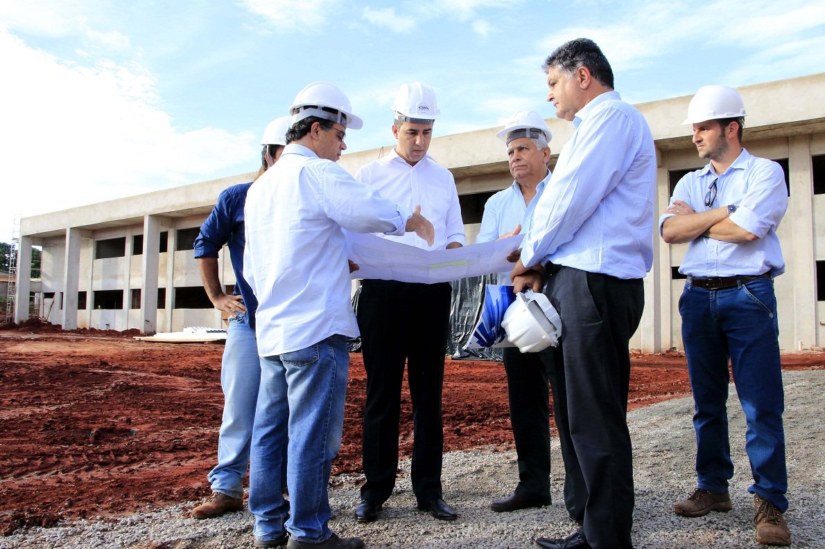 Vice-governador e secretário de Desenvolvimento Econômico, José Eliton, esteve no Instituto Tecnológico de Goiás (Itego) Basileu França e também visitou a unidade da Região Noroeste, que está em construção; colégios são geridos pela secretaria e atuam na formação cultura e educacional de jovens; novo instituto tecnológico tem cerca de 5,7 mil metros quadrados de área construída; projeto inclui 12 salas de aula, oito laboratórios, auditório para 200 pessoas, biblioteca, refeitório e ginásio coberto, entre outras benfeitorias (Foto: José Barbacena) Vice-governador e secretário de Desenvolvimento Econômico, José Eliton, esteve no Instituto Tecnológico de Goiás (Itego) Basileu França e também visitou a unidade da Região Noroeste, que está em construção; colégios são geridos pela secretaria e atuam na formação cultura e educacional de jovens; novo instituto tecnológico tem cerca de 5,7 mil metros quadrados de área construída; projeto inclui 12 salas de aula, oito laboratórios, auditório para 200 pessoas, biblioteca, refeitório e ginásio coberto, entre outras benfeitorias