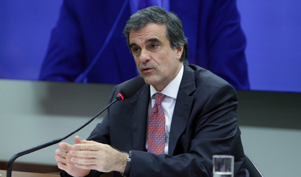 O ministro da Justiça, José Eduardo Cardozo, criticou a tentativa de punir a presidente Dilma Rousseff pelas chamadas "pedaladas fiscais"; segundo ele, o procedimento ocorre desde 1994 e foi usado nos governos de Fernando Henrique Cardoso e Lula; "Caso se chegue à conclusão de que as operações são equivocadas, reprimenda retroativa a presidente é correto? Não acredito. Que se proíba daqui pra frente", disse, em audiência pública da Comissão de Finanças e Tributação (Foto: Paulo Emílio) O ministro da Justiça, José Eduardo Cardozo, criticou a tentativa de punir a presidente Dilma Rousseff pelas chamadas "pedaladas fiscais"; segundo ele, o procedimento ocorre desde 1994 e foi usado nos governos de Fernando Henrique Cardoso e Lula; "Caso se chegue à conclusão de que as operações são equivocadas, reprimenda retroativa a presidente é correto? Não acredito. Que se proíba daqui pra frente", disse, em audiência pública da Comissão de Finanças e Tributação