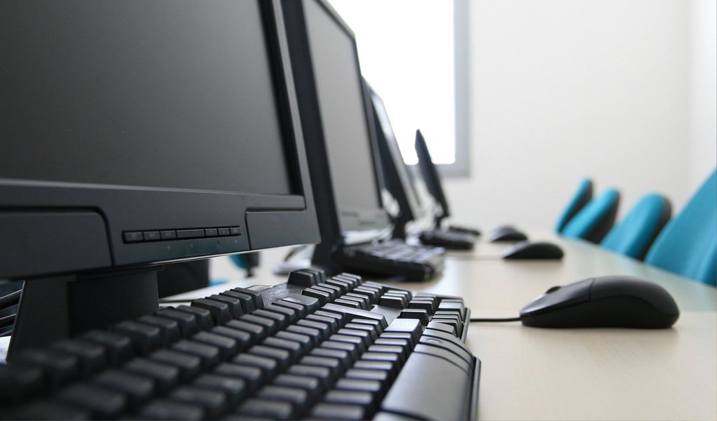 A Controladoria-Geral de Minas (CGE-MG), por meio da Subcontroladoria de Informação Institucional e Transparência, promove entre os dias 29 de junho e 29 de julho, pesquisa de opinião online sobre o Portal da Transparência do Estado; o objetivo da consulta é mapear problemas e possíveis melhorias do site a partir da contribuição dos cidadãos; o questionário é composto por 19 perguntas relacionadas à navegabilidade, à usabilidade e ao conteúdo do portal (Foto: Leonardo Lucena) A Controladoria-Geral de Minas (CGE-MG), por meio da Subcontroladoria de Informação Institucional e Transparência, promove entre os dias 29 de junho e 29 de julho, pesquisa de opinião online sobre o Portal da Transparência do Estado; o objetivo da consulta é mapear problemas e possíveis melhorias do site a partir da contribuição dos cidadãos; o questionário é composto por 19 perguntas relacionadas à navegabilidade, à usabilidade e ao conteúdo do portal