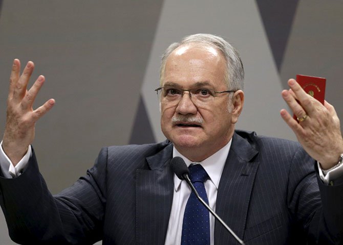 Enquanto a Nação assistia pela TV Senado argumentos sérios e apoios incontestáveis ao dr. Luiz Edson Fachin, o “seu” Ronaldo Caiado passava papel de cão envenenado de ódio (Foto: Dom Orvandil) Enquanto a Nação assistia pela TV Senado argumentos sérios e apoios incontestáveis ao dr. Luiz Edson Fachin, o “seu” Ronaldo Caiado passava papel de cão envenenado de ódio