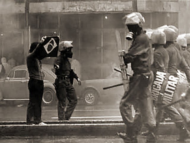 Quem acha o golpismo pequeno e o extremismo minúsculo se esquece de que eles jamais precisaram de maioria para prevalecer (Foto: Antonio Lassance) Quem acha o golpismo pequeno e o extremismo minúsculo se esquece de que eles jamais precisaram de maioria para prevalecer
