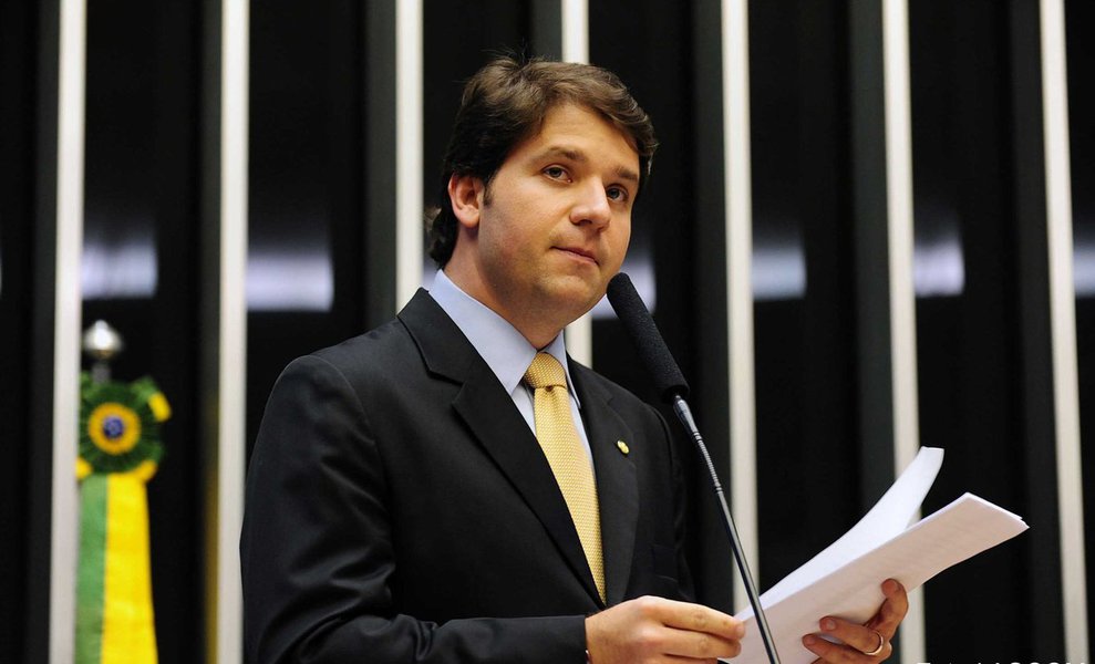 Depois de optar por ficar em silêncio no início de audiência pública da CPI da Petrobras em Curitiba, o ex-deputado federal baiano Luiz Argôlo, decidiu falar e afirmou que não tem nada a ver com irregularidades na Petrobras; ele disse isso em resposta à deputada Eliziane Gama; "O senhor é inocente?", perguntou a deputada; "Claro que sou", respondeu Argôlo; ele também usou referências religiosas para responder algumas perguntas; "O senhor acha que errou?", perguntou o deputado Delegado Waldir; "Todo mundo erra. Até Jesus Cristo, que era filho de Deus, errou", disse Argôlo (Foto: Romulo Faro) Depois de optar por ficar em silêncio no início de audiência pública da CPI da Petrobras em Curitiba, o ex-deputado federal baiano Luiz Argôlo, decidiu falar e afirmou que não tem nada a ver com irregularidades na Petrobras; ele disse isso em resposta à deputada Eliziane Gama; "O senhor é inocente?", perguntou a deputada; "Claro que sou", respondeu Argôlo; ele também usou referências religiosas para responder algumas perguntas; "O senhor acha que errou?", perguntou o deputado Delegado Waldir; "Todo mundo erra. Até Jesus Cristo, que era filho de Deus, errou", disse Argôlo