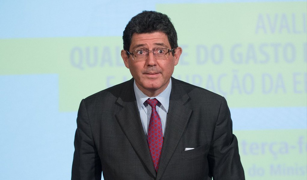 O juiz federal Renato Coelho Borelli, da 20ª Vara do Distrito Federal, determinou nesta quarta (24) que o governo federal suspenda a veiculação da campanha publicitária criada para esclarecer a população sobre as medidas do ajuste fiscal; o juiz atendeu a um pedido do PSDB; de acordo com a decisão, a União terá 72 horas para suspender a veiculação das peças que tratam das mudanças no pagamento de pensões, seguro-desemprego e sobre o sistema energético, no rádio, na internet e na televisão, caso contrário pagará multa de R$ 50 mil; o juiz entrou no mérito da decisão do governo de produzir as peças e entendeu que o conteúdo não condiz com a realidade (Foto: Valter Lima) O juiz federal Renato Coelho Borelli, da 20ª Vara do Distrito Federal, determinou nesta quarta (24) que o governo federal suspenda a veiculação da campanha publicitária criada para esclarecer a população sobre as medidas do ajuste fiscal; o juiz atendeu a um pedido do PSDB; de acordo com a decisão, a União terá 72 horas para suspender a veiculação das peças que tratam das mudanças no pagamento de pensões, seguro-desemprego e sobre o sistema energético, no rádio, na internet e na televisão, caso contrário pagará multa de R$ 50 mil; o juiz entrou no mérito da decisão do governo de produzir as peças e entendeu que o conteúdo não condiz com a realidade