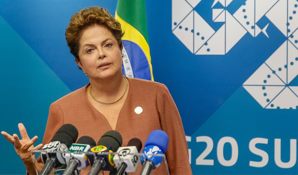 Jornalista Helena Sthephanowitz afirma que "ao contrário da sanha golpista de alguns quadros da oposição e do jornalismo oposicionista com tradição em apoiar golpe, Dilma tem um histórico de combate e enfrentamento a cartéis, bem diferente dos governos do PSDB e DEM, tanto quando estiveram no Planalto, como dos governadores que ainda estão no poder"; para ela, "a presidente presta um serviço à nação ao dizer e apostar que os desdobramentos da Lava Jato mudarão as relações entre a sociedade, o Estado e as empresas privadas"
(Foto: Valter Lima) Jornalista Helena Sthephanowitz afirma que "ao contrário da sanha golpista de alguns quadros da oposição e do jornalismo oposicionista com tradição em apoiar golpe, Dilma tem um histórico de combate e enfrentamento a cartéis, bem diferente dos governos do PSDB e DEM, tanto quando estiveram no Planalto, como dos governadores que ainda estão no poder"; para ela, "a presidente presta um serviço à nação ao dizer e apostar que os desdobramentos da Lava Jato mudarão as relações entre a sociedade, o Estado e as empresas privadas"