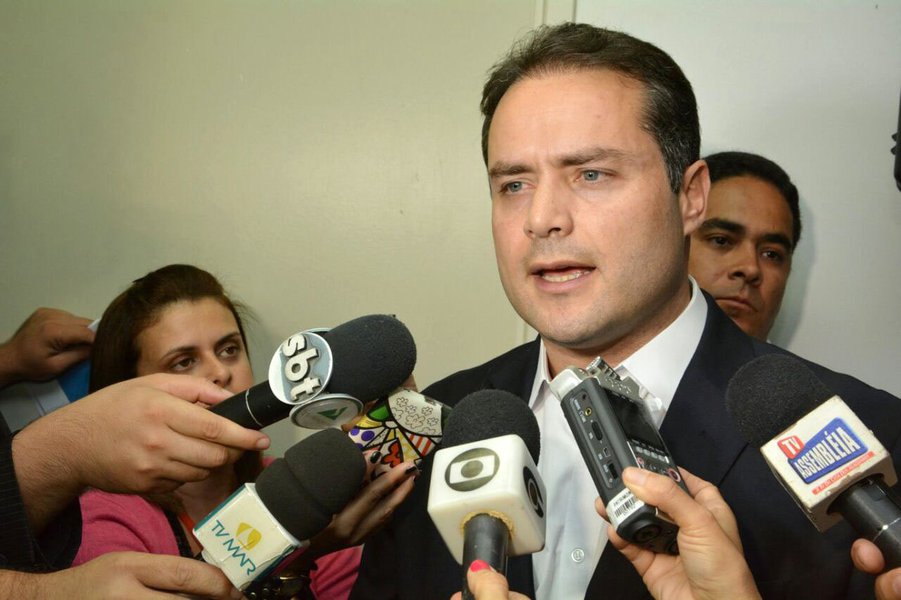 Governador eleito Renan Filho (PMDB) deve anunciar nesta segunda-feira os nomes de novos secretários do seu futuro governo; o único confirmado oficialmente até agora, jornalista Enio Lins, que assumirá a Comunicação Social, disse que todos os nomes citados até ontem não passavam de especulações; ele não negou, porém, que alguns dos "secretariáveis" ventilados possam ser confirmados nas respectivas pastas
(Foto: Leonardo Lucena) Governador eleito Renan Filho (PMDB) deve anunciar nesta segunda-feira os nomes de novos secretários do seu futuro governo; o único confirmado oficialmente até agora, jornalista Enio Lins, que assumirá a Comunicação Social, disse que todos os nomes citados até ontem não passavam de especulações; ele não negou, porém, que alguns dos "secretariáveis" ventilados possam ser confirmados nas respectivas pastas