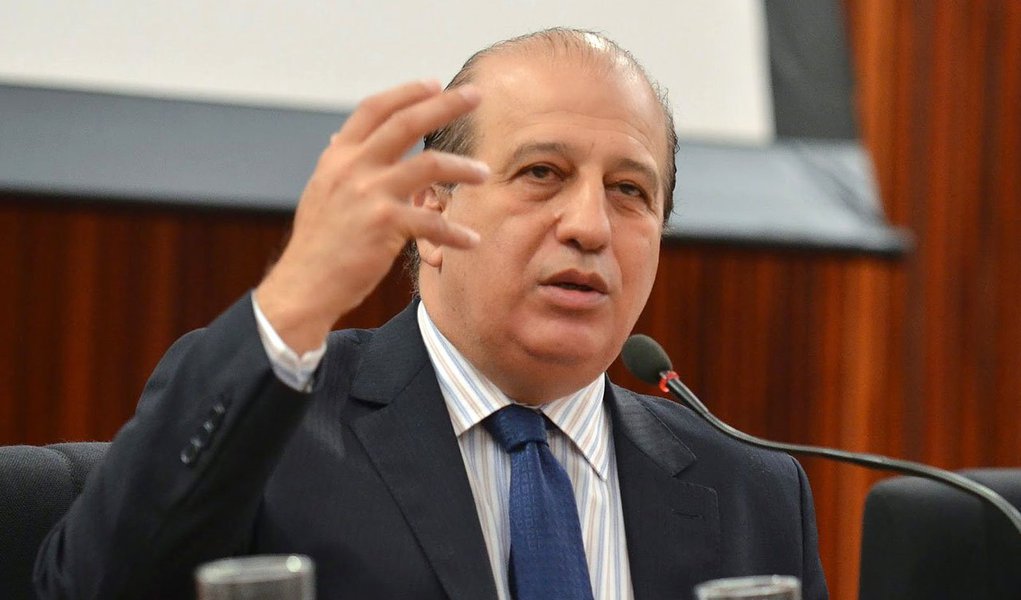Relator do processo das contas do governo da presidente Dilma Rousseff em 2014 no Tribunal de Contas da União (TCU), ministro Augusto Nardes, disse que não aprovou as contas do governo com ressalvas, como acontece tradicionalmente pelo TCU, porque os gestores não mudam a postura em relação aos pontos que devem ser observados; "Chega de aprovar contas com ressalvas porque o governo passou dos limites, como no caso da Petrobras", disse; segundo o TCU, dos R$ 151 bilhões em investimentos federais feitos pela União em 2014, R$ 81 bilhões foram originários da Peestatal; "A situação da Petrobras vai afetar metade dos investimentos do governo federal naquele ano", observou (Foto: Paulo Emílio) Relator do processo das contas do governo da presidente Dilma Rousseff em 2014 no Tribunal de Contas da União (TCU), ministro Augusto Nardes, disse que não aprovou as contas do governo com ressalvas, como acontece tradicionalmente pelo TCU, porque os gestores não mudam a postura em relação aos pontos que devem ser observados; "Chega de aprovar contas com ressalvas porque o governo passou dos limites, como no caso da Petrobras", disse; segundo o TCU, dos R$ 151 bilhões em investimentos federais feitos pela União em 2014, R$ 81 bilhões foram originários da Peestatal; "A situação da Petrobras vai afetar metade dos investimentos do governo federal naquele ano", observou