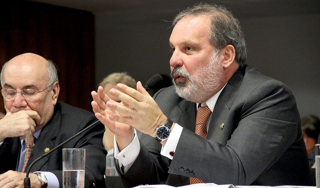 Após ser indicado pela presidente Dilma para assumir o Ministério do Desenvolvimento, Indústria e Comércio Exterior, o senador Armando Monteiro (PTB-PE) disse que ainda espera a confirmação para poder tratar do assunto com mais profundidade; "Se esse convite vier a ser confirmado, eu me sinto muito motivado porque acho nesse momento muito importante essa interlocução com o setor empresarial", declarou o parlamentar; segundo o congressista, "é preciso equilibrar a visão monetária e fiscal mas com um olhar sobre o setor produtivo. Por isso, me sentirei muito motivado para dar essa contribuição" (Foto: Leonardo Lucena) Após ser indicado pela presidente Dilma para assumir o Ministério do Desenvolvimento, Indústria e Comércio Exterior, o senador Armando Monteiro (PTB-PE) disse que ainda espera a confirmação para poder tratar do assunto com mais profundidade; "Se esse convite vier a ser confirmado, eu me sinto muito motivado porque acho nesse momento muito importante essa interlocução com o setor empresarial", declarou o parlamentar; segundo o congressista, "é preciso equilibrar a visão monetária e fiscal mas com um olhar sobre o setor produtivo. Por isso, me sentirei muito motivado para dar essa contribuição"