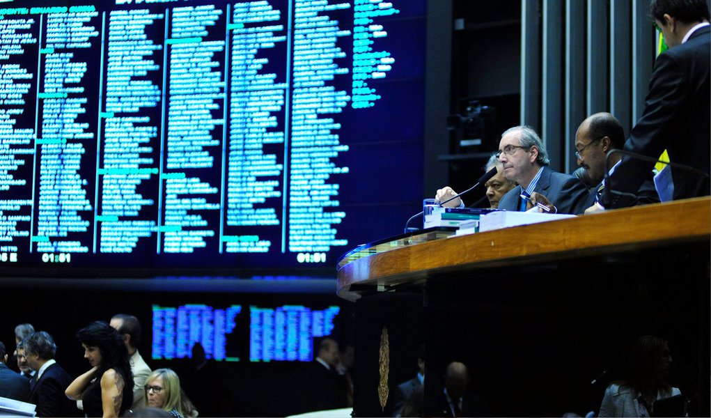 A Câmara dos Deputados concluiu nesta quinta-feira a votação da MP 664, que altera regras de benefícios previdenciários como a pensão por morte, e também flexibiliza a incidência do fator previdenciário; editada como parte de um conjunto de propostas para ajudar na redução de gastos obrigatórios e reforçar o ajuste fiscal, a medida provisória segue agora para o Senado (Foto: Paulo Emílio) A Câmara dos Deputados concluiu nesta quinta-feira a votação da MP 664, que altera regras de benefícios previdenciários como a pensão por morte, e também flexibiliza a incidência do fator previdenciário; editada como parte de um conjunto de propostas para ajudar na redução de gastos obrigatórios e reforçar o ajuste fiscal, a medida provisória segue agora para o Senado