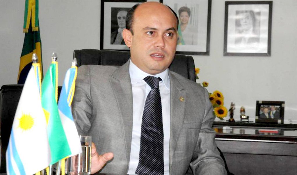 No apagar das luzes, a Assembleia Legislativa acelera a tramitação de uma série de projetos de lei e medidas provisórias do governador Sandoval Cardoso (SD) que aumentam despesas e reduzem possibilidade de aumento de receitas; segundo informações da Assembleia, Sandoval quer prolongar por mais quatro anos a isenção do ICMS para operações com caminhões promovidos por concessionárias ou vendedores autorizados, reboque, semirreboque, máquinas e equipamentos rodoviários; outras três matérias sugerem alterações em leis que tratam de isenções fiscais; pacote de bondades inclui também série de medidas que beneficiam carreiras de servidores públicos (Foto: Aquiles Lins) No apagar das luzes, a Assembleia Legislativa acelera a tramitação de uma série de projetos de lei e medidas provisórias do governador Sandoval Cardoso (SD) que aumentam despesas e reduzem possibilidade de aumento de receitas; segundo informações da Assembleia, Sandoval quer prolongar por mais quatro anos a isenção do ICMS para operações com caminhões promovidos por concessionárias ou vendedores autorizados, reboque, semirreboque, máquinas e equipamentos rodoviários; outras três matérias sugerem alterações em leis que tratam de isenções fiscais; pacote de bondades inclui também série de medidas que beneficiam carreiras de servidores públicos