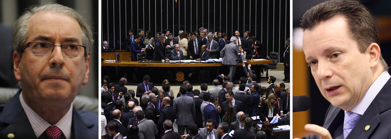 A manobra do presidente da Câmara dos Deputados, Eduardo Cunha (PMDB), funcionou e ele conseguiu, através de uma emenda do deputado federal Celso Russomano (PRB), recolocar em votação o financiamento empresarial de campanha; a nova proposta, que insere na Constituição a permissão das empresas doarem exclusivamente aos partidos - e não aos candidatos - foi aprovada por 330 votos; 141 deputados votaram contra; com o apoio da maioria dos líderes, Cunha quebrou um acordo anterior, pressionou aliados e ressuscitou o tema, que havia sido reprovado na votação da madrugada; após duas derrotas no primeiro dia de discussão da reforma política, o presidente da Câmara teve nesta quarta (27) uma vitória (Foto: Valter Lima) www.brasil247.com - A manobra do presidente da Câmara dos Deputados, Eduardo Cunha (PMDB), funcionou e ele conseguiu, através de uma emenda do deputado federal Celso Russomano (PRB), recolocar em votação o financiamento empresarial de campanha; a nova proposta, que insere na Constituição a permissão das empresas doarem exclusivamente aos partidos - e não aos candidatos - foi aprovada por 330 votos; 141 deputados votaram contra; com o apoio da maioria dos líderes, Cunha quebrou um acordo anterior, pressionou aliados e ressuscitou o tema, que havia sido reprovado na votação da madrugada; após duas derrotas no primeiro dia de discussão da reforma política, o presidente da Câmara teve nesta quarta (27) uma vitória